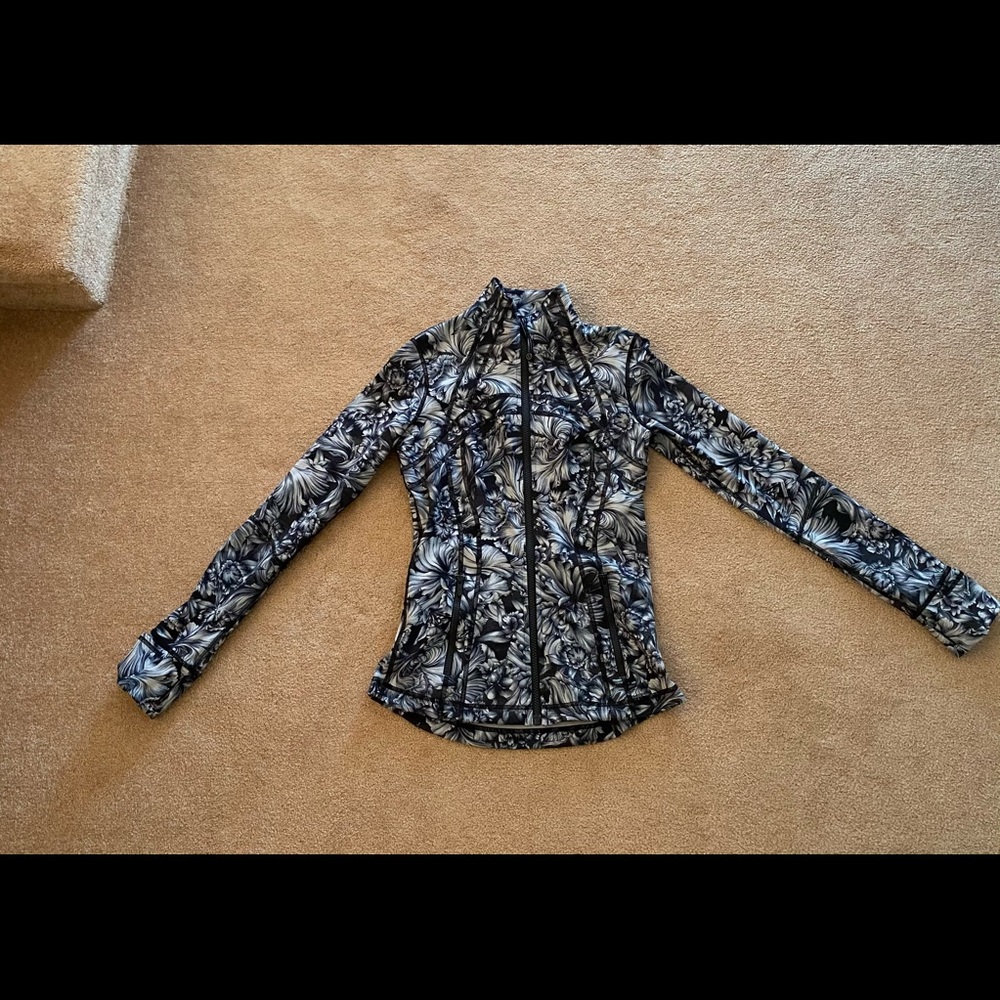 Lululemon like new define jacket size 6